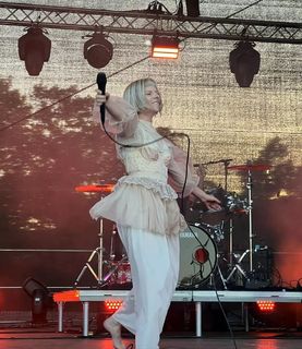 Aurora Aksnes feet photo thumbnail
