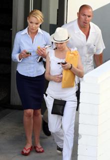 Katherine Heigl feet photo thumbnail