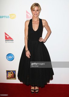 Julie Bowen feet photo thumbnail