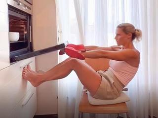 Michelle Hunziker feet photo thumbnail