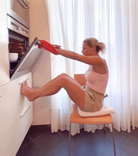 Michelle Hunziker feet photo thumbnail