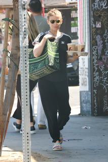 Kate Mara feet photo thumbnail