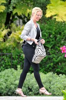 Katherine Heigl feet photo thumbnail