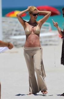 Michelle Hunziker feet photo thumbnail