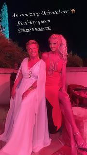 Victoria Silvstedt feet photo thumbnail