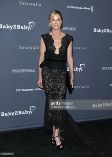 Julie Bowen feet photo thumbnail