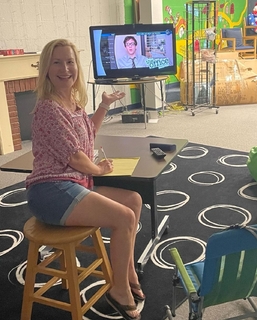 Angela Kinsey feet photo thumbnail