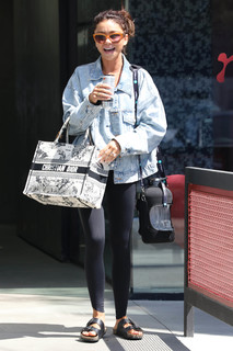 Sarah Hyland feet photo thumbnail