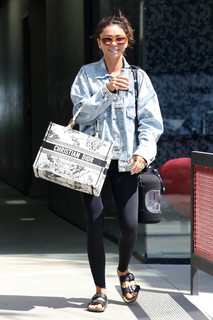 Sarah Hyland feet photo thumbnail