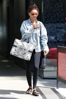 Sarah Hyland feet photo thumbnail