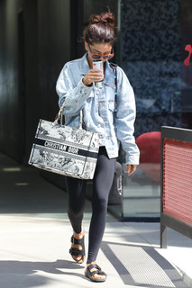 Sarah Hyland feet photo thumbnail