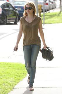 Emma Roberts feet photo thumbnail