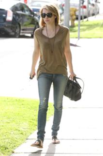Emma Roberts feet photo thumbnail