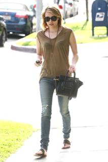 Emma Roberts feet photo thumbnail