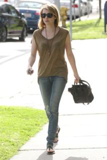 Emma Roberts feet photo thumbnail