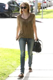 Emma Roberts feet photo thumbnail