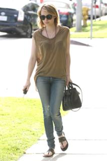Emma Roberts feet photo thumbnail