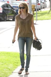 Emma Roberts feet photo thumbnail