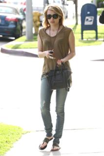 Emma Roberts feet photo thumbnail
