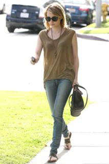Emma Roberts feet photo thumbnail