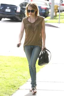 Emma Roberts feet photo thumbnail