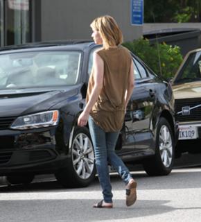 Emma Roberts feet photo thumbnail