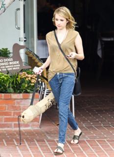 Emma Roberts feet photo thumbnail