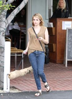 Emma Roberts feet photo thumbnail