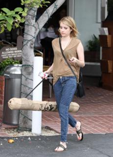 Emma Roberts feet photo thumbnail