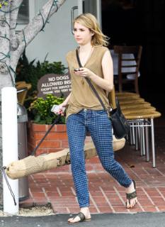 Emma Roberts feet photo thumbnail