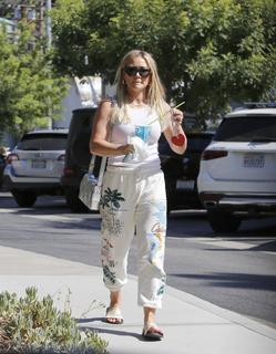 Hilary Duff feet photo thumbnail