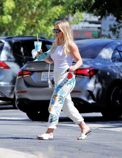 Hilary Duff feet photo thumbnail