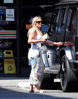 Hilary Duff feet photo thumbnail