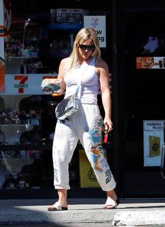 Hilary Duff feet photo thumbnail