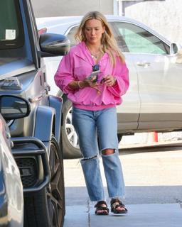 Hilary Duff feet photo thumbnail