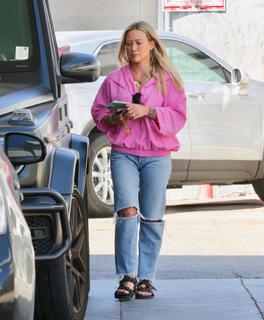 Hilary Duff feet photo thumbnail