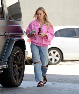 Hilary Duff feet photo thumbnail