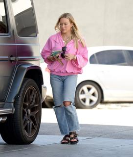 Hilary Duff feet photo thumbnail