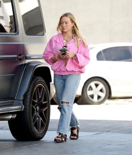 Hilary Duff feet photo thumbnail