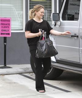 Hilary Duff feet photo thumbnail