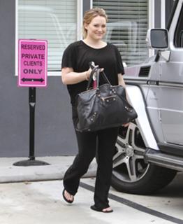 Hilary Duff feet photo thumbnail