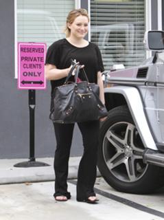 Hilary Duff feet photo thumbnail