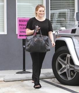 Hilary Duff feet photo thumbnail