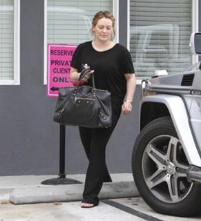 Hilary Duff feet photo thumbnail