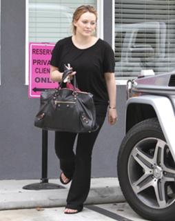 Hilary Duff feet photo thumbnail
