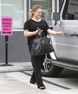 Hilary Duff feet photo thumbnail