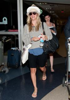Kaley Cuoco feet photo thumbnail