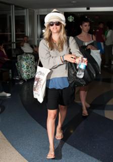 Kaley Cuoco feet photo thumbnail
