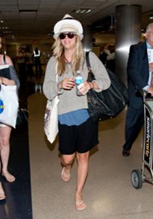 Kaley Cuoco feet photo thumbnail