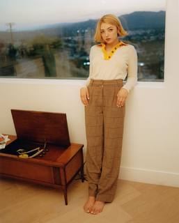 Peyton List feet photo thumbnail